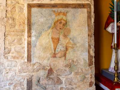 Il meglio conservato � la Madonna con Bambino sul lato sinistro. Un dipinto in cui lo sguardo della Vergine � rivolto verso Lama San Giorgio: a sottolineare cos� il rapporto cruciale tra l�acqua e il contesto contadino in cui � sorta la badia